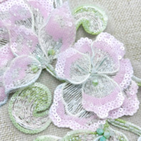 Applique de fleur brodée en sequins 3D pour la décoration de vêtements, style fait main de luxe, accessoires de mode pour robe de mariée