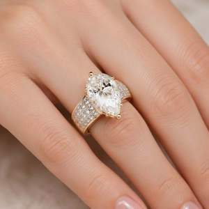 Anello da Donna con Taglio a Pera e Pietre Laterali Taglio Principessa, Gioiello Elegante e alla Moda - Product Image 2