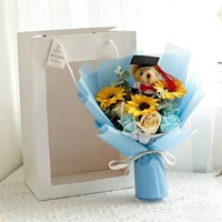 Vente en gros : Bouquet de savon en forme d'ours fleuri, fleurs artificielles, tournesol 6 couleurs, sac cadeau fenêtré, pour la saison des diplômes, direct usine