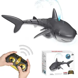 Requin électrique de simulation populaire en gros 2.4G avec jouet de poisson de natation d'eau de jet pour des jouets de requin de télécommande d'enfants