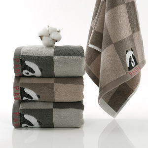 Toalla con diseño de oso bordado de Kim Ryan, 35x75 cm, de algodón puro absorbente para uso doméstico. - Product Image 1