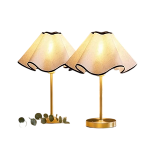 Lampe sans fil de luxe de qualité hôtelière en fer avec abat-jour en tissu pour la restauration fine, les mariages et la décoration d'hôtels - Product Image 1