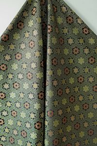 Mô hình chuyển dịch giữa màu trắng ngọc trai và hoa oải hương lung linh trong vải jacquard ánh sáng óng ánh - Product Image 4