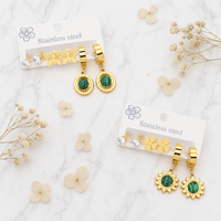 Anting-anting anti keringat dari baja tahan karat, set 3 buah, kristal bertumpuk, model gantung, warna emas mengkilap, perhiasan fesyen untuk pemakaian sehari-hari