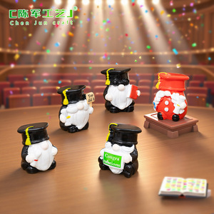 Novedad transfronteriza para la temporada <span class=keywords><strong>de</strong></span> graduación: Muñeco enano Moe, accesorios <span class=keywords><strong>de</strong></span> decoración DIY para <span class=keywords><strong>casa</strong></span> <span class=keywords><strong>de</strong></span> <span class=keywords><strong>muñecas</strong></span>, manualidades pequeñas <span class=keywords><strong>de</strong></span> resina para coche y escritorio. - Product Image 1
