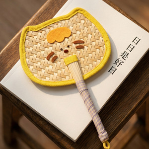 Éventail en paille de blé tressé à la main, motif cochon de dessin animé mignon, élégant et féminin, idéal pour se rafraîchir en été. - Product Image 3