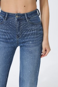 Jeans a vita alta che valorizzano la figura ed hanno un elegante taglio dritto decorato con un design a forma di stella in strass. - Product Image 3