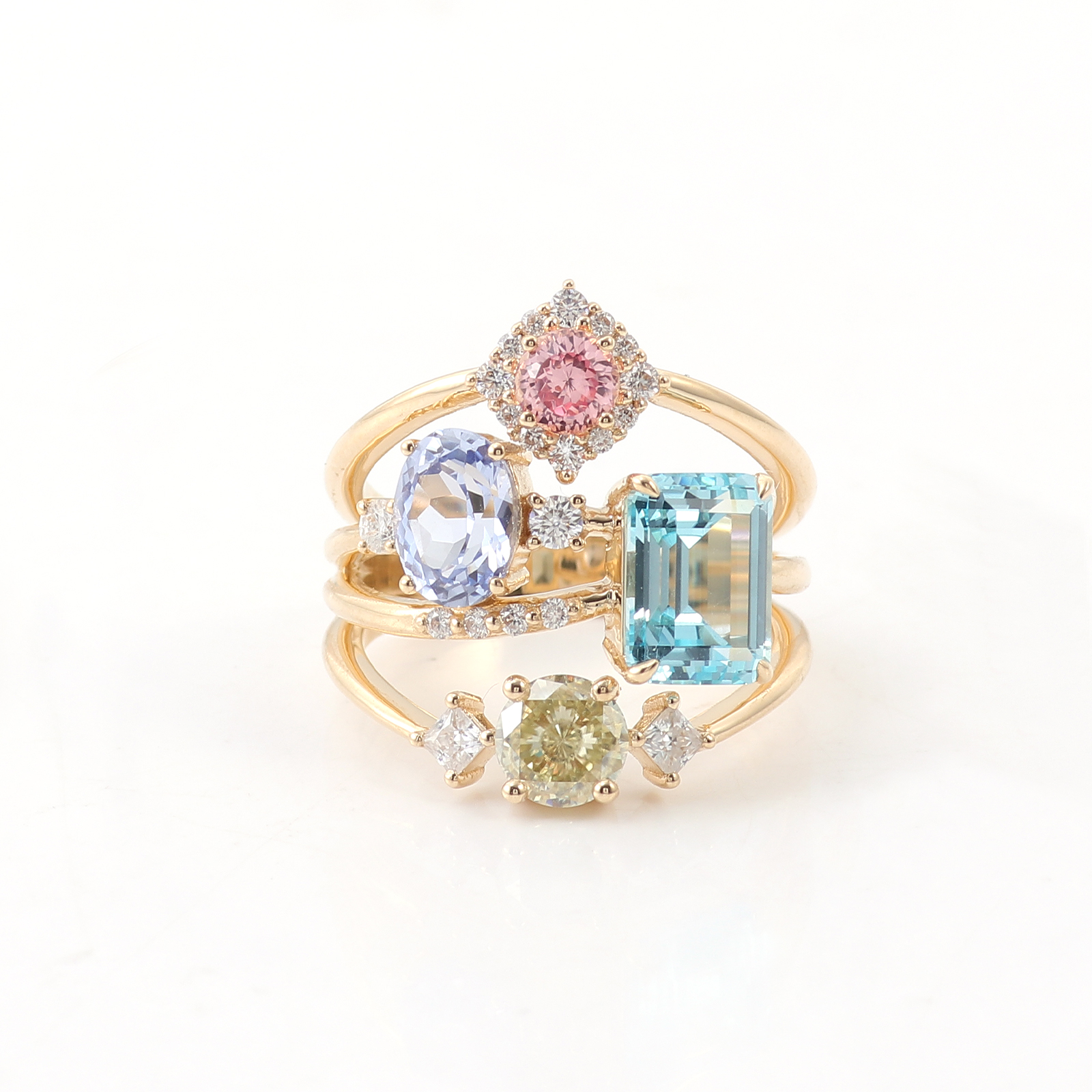 Anillo de oro amarillo de 18 quilates con piedras preciosas de laboratorio