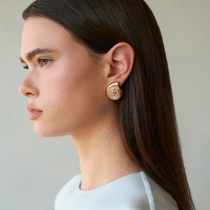 ต่างหูห้อยทรงเปลือกหอยมุกสแตนเลสชุบทองสไตล์ยุโรป-อเมริกันสำหรับผู้หญิง ดีไซน์ขัดเงา ทันสมัย เหมาะสำหรับงานปาร์ตี้ - Product Image 2