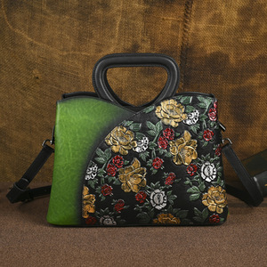 Sac Ando pour femme en cuir de vachette gaufré floral, sac fourre-tout à poignée supérieure et bandoulière - Product Image 2