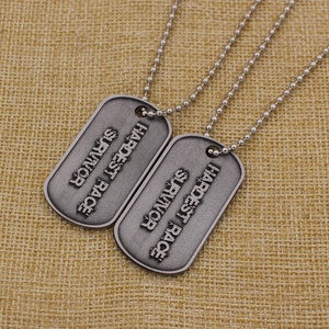 Apribottiglie a forma di medaglia in stile antico con design 2D in zinco - Product Image 2