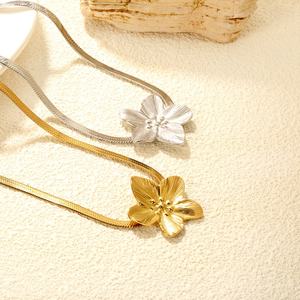 Collar de Moda de Alta Calidad en Acero Inoxidable 316 con Colgante de Flor y Cadena Cubana Chapada en Oro de 18k para Mujer - Product Image 1