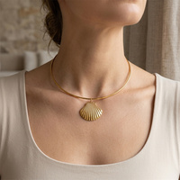 Collar Gargantilla de Acero Inoxidable con Oro de 18K Serie Océano, Collar Geométrico con Colgante de Estrella y Concha Lisa