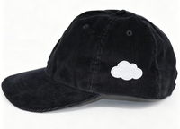 Zwarte logo geborduurde ongestructureerde pet met verstelbare sluiting, casual baseballcap