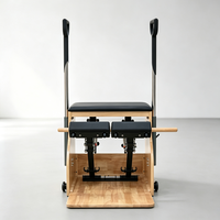 Chaise de Pilates en bois de caoutchouc commercial avec coussin en PU, résistance réglable, poignées et roulettes