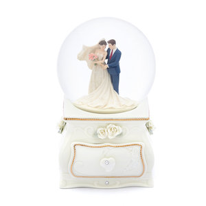 Soldes : Globe à neige de mariage en résine de 120 mm avec musique rotative, personnalisation artisanale pour la décoration de Noël à la maison - Product Image 4