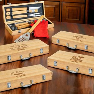 Envío Gratis en EE. UU. Juego de Utensilios de Barbacoa de Bambú Personalizados con Mangos de Madera y Tenedores - 11 Piezas, Regalo para Papá y Esposo - Product Image 1