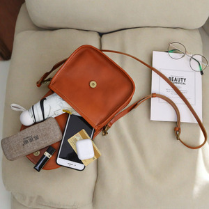Sac bandoulière en cuir de vachette fait main, forme ovale, type couvercle, sac messager pour femme, marron, écologique, été 2024 - Product Image 3