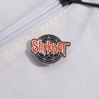 Großhandel Metall-Musik-Pins Kreative Rock-Band Slip-Knot Pins Souvenir Rote Buchstaben Emaille-Legierung Anstecknadel Accessoires für Fans