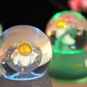 Globi di Neve Personalizzati con Astronauta Romantico, Carillon in Resina Creativo con Sfera di Cristallo e Luce, Ornamenti per la Casa, Regalo - Product Image 3