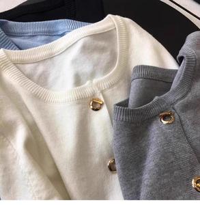 เสื้อคาร์ดิแกนถักสำหรับผู้หญิง ตกแต่งหัวเข็มขัดสีทอง คอกลม ติดกระดุมด้านหน้า สไตล์ลำลอง เหมาะสำหรับใส่ทำงาน แฟชั่น - Product Image 3