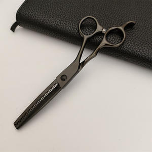 Tijeras de Peluquería Negras Walt de 6 Pulgadas, Tijeras de Entresacar para Diestros, Uso en Salón de Belleza, Acero Inoxidable, Grado Profesional - Product Image 2