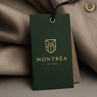 Étiquettes suspendues en papier couché écologiques avec logo personnalisé pour l'étiquetage et la présentation des marques de vêtements