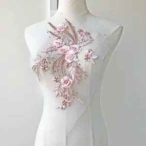 Aplique bordado a mano de fábrica con diseño de flores y cuello de rosa