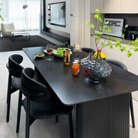 Ensemble table et chaises de salle à manger rectangulaire moderne et minimaliste, couleur crème et noir pur, style luxe léger, mobilier compact pour la maison