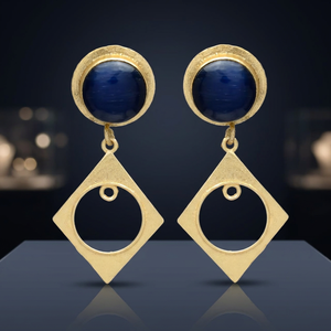 Pendientes colgantes de latón con baño de oro mate y gema azul oscuro, diseño calado con marco de diamantes y cabujón, chapado en oro de 18K, para bodas, fiestas y estilo étnico. - Product Image 2