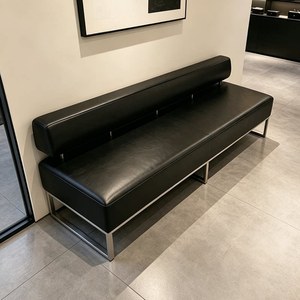 Banc long en cuir véritable de qualité supérieure pour les zones de détente – idéal comme banc de bout de lit dans une chambre ou comme siège long élégant. - Product Image 3