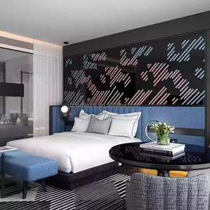 Ensemble de mobilier de chambre d'hôtel 3 étoiles : Lit avec sommier en bois durable, matelas, tables de chevet, tête de lit, ottoman et table d'appoint - À vendre - Product Image 2