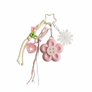 Llavero con botón de flor rosa, colgante para bolso con copo de nieve y corazón impreso en 3D, accesorio para mochila con cierre de estrella de estilo coquette, colgante personalizado - Product Image 2