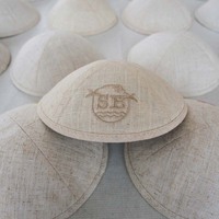 Kippah de Lino Beige con Logotipo Personalizado Bordado en Beige, Yarmulke, Kippot Personalizados, Yamaka, Gorros Judíos en Venta