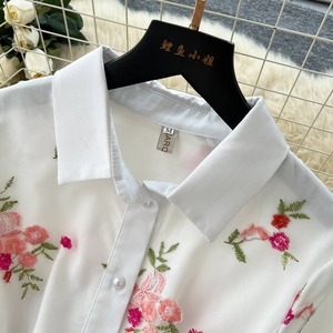 Robe élégante de style français en maille à manches longues, cintrée à la taille, avec broderie florale - Product Image 4
