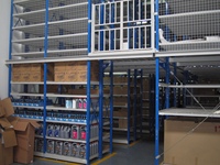 Système de rayonnage à mezzanine robuste pour l'entreposage en entrepôt et en usine