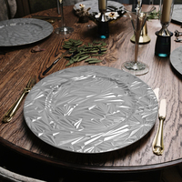 Assiettes de présentation de luxe en plastique PP de 13 pouces, à motifs floraux perlés dorés, pour mariage, personnalisables, durables, vente en gros