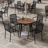 Ensemble de tables et chaises d'extérieur en fer forgé durable avec parasol coloré pour terrasse de café/thé et espace de loisirs