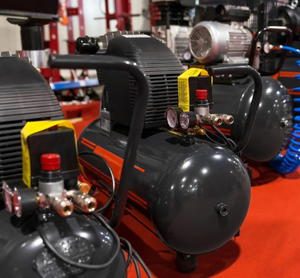 Compresseur d'air robuste avec manomètre et moteur – Compresseur d'air industriel portable pour atelier, garage et pneumatique - Product Image 1