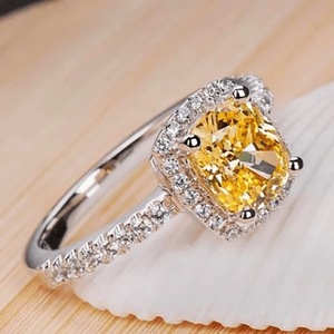 Anello Giallo a Forma Quadrata con Design a Quattro Punte, Elegante Anello da Dito per Donne - Product Image 4