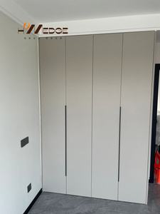 Robuster, umwelt freundlicher, moderner, freistehender Schlafzimmer schrank aus weißem Glanz aus Holz mit verstellbaren Regalen und Metall griffen - Product Image 4