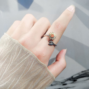 Bague ajustable en cuivre plaqué or avec incrustation de zircon et tournesol rotatif, gravée sur mesure avec nom, bijou anti-stress pour femme - Product Image 3