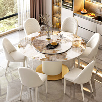 Table à manger ronde de luxe avec plateau en pierre frittée brillante et base sculpturale de couleur claire pour l'ameublement haut de gamme des hôtels.