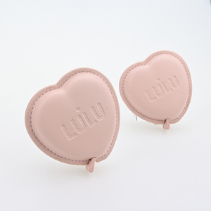 Cinta métrica mini en forma de corazón LULU de 1.5 m con cuchilla automática retráctil para uso en moda y regalos. - Product Image 2