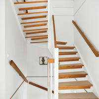 Escalier droit minimaliste de luxe Prima avec poutre dissimulée et bande lumineuse LED intégrée pour escaliers intérieurs de maisons contemporaines à plan ouvert