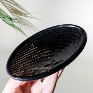 Jabonera Moderna Ovalada de Vidrio Ambe/Negro con Base Triangular, Ecológica para Uso en Hoteles y Hogares - Product Image 3