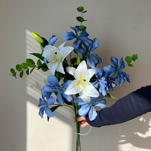 Fleurs de lys artificielles, bouquet de fleurs en soie, bleu blanc eucalyptus, décoration de la maison, arrangement de mariage - Product Image 2