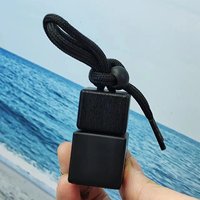 Diffuseur de désodorisant recyclable de 5ml 8ml 10ml Bouteille de parfum vide givrée suspendue pour voiture avec bouchon en bois noir Vente en gros