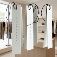 Étiquettes suspendues personnalisées en vinyle blanc imperméable pour vêtements, design minimaliste violet imprimé, étiquettes d'emballage avec cordon élastique