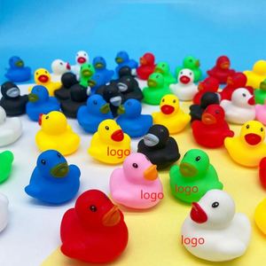 Jouet aquatique miniature en caoutchouc coloré en forme de petit canard jaune pour enfants, à presser pour faire du bruit, pour le bain et la natation - Product Image 1
